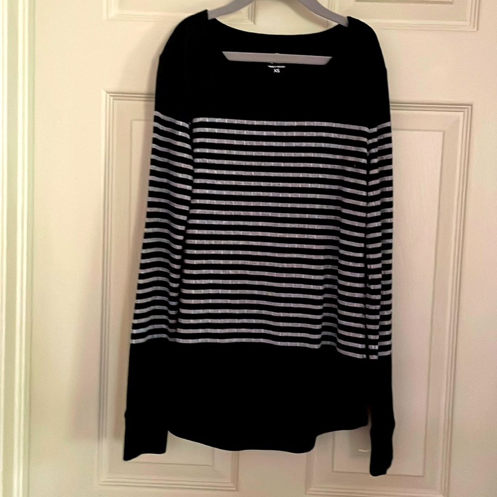 TALBOTS size XS long sleeve lightweight shirt/sweater Black and white